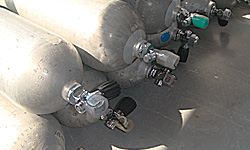 ダイビング用タンクの充填と各種耐圧検査・視認検査